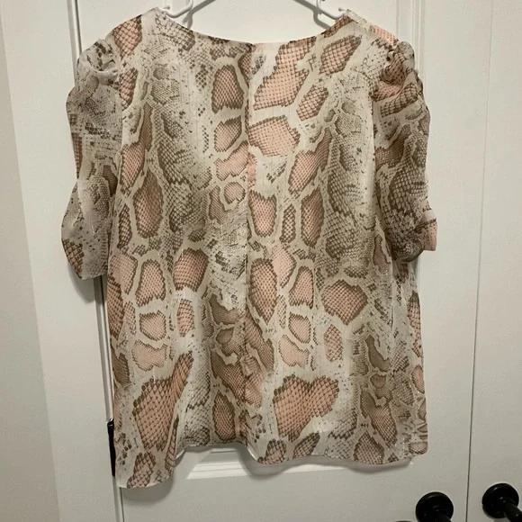 🐧3/$15 or 5/$20 - Adrienne V Neck Blouse Ivory Pink Snake Skin Print - Picture 3 of 6